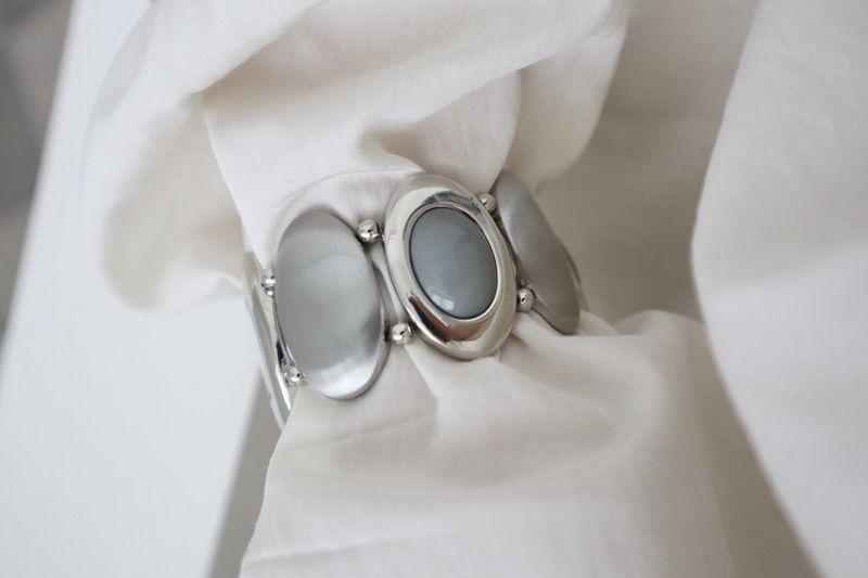 Oval bracelet watch 