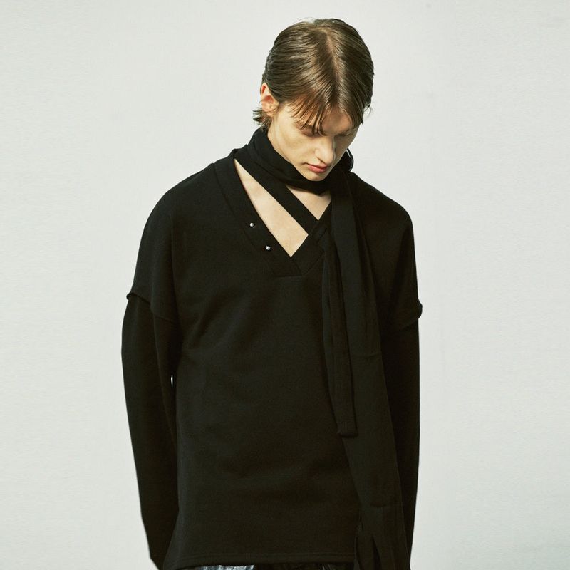 v-neck layerd string pierced mtm black