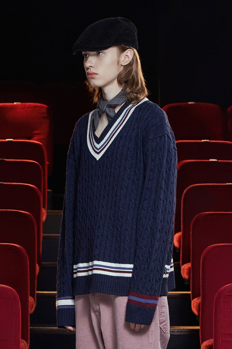 CABLE V NECK CRICKET KNIT / NAVY