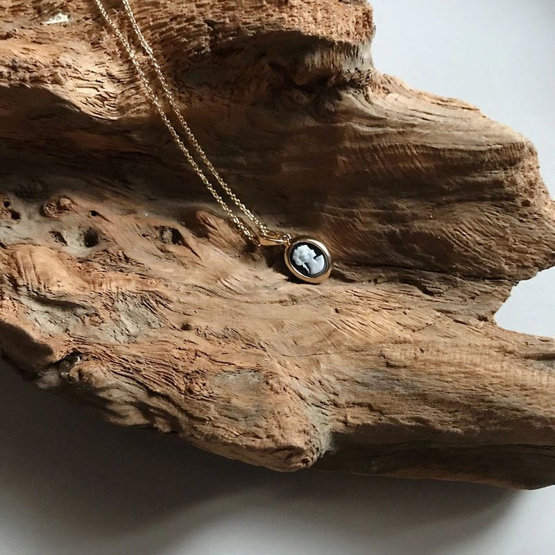 oar（オーエーアール）の「Vintage Mood Cameo petit Necklace [Black]（Accessories）」