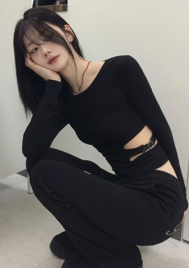 EEUN(イウン)の「Two-Hole Buckle T-shirt(Tops)」