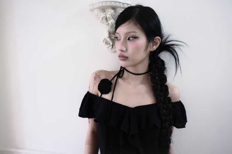 Rose corsage frill top (Black/Beige)
