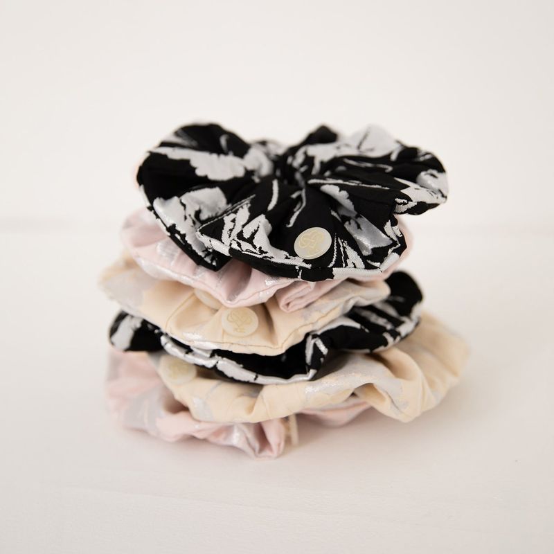silver jacquard scrunch (black)