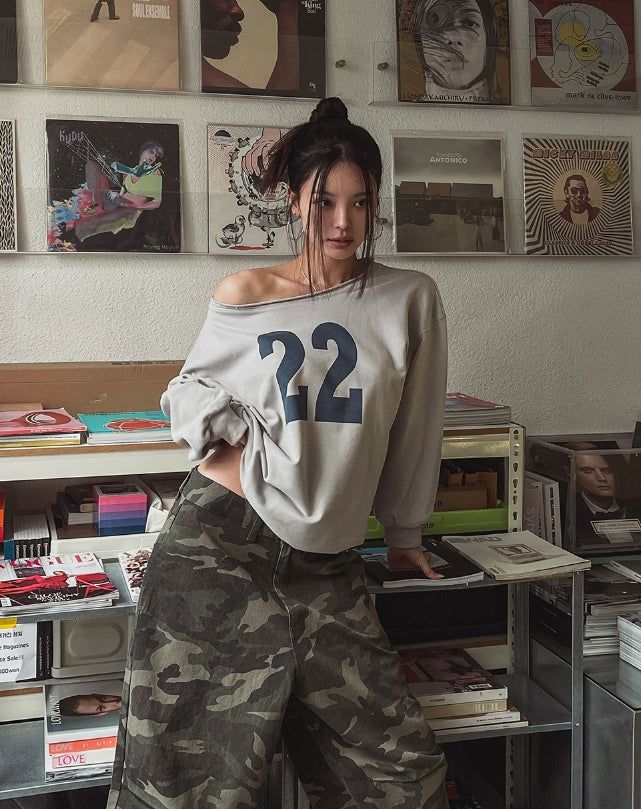 22 Cutting Off-Shoulder Sweatshirt