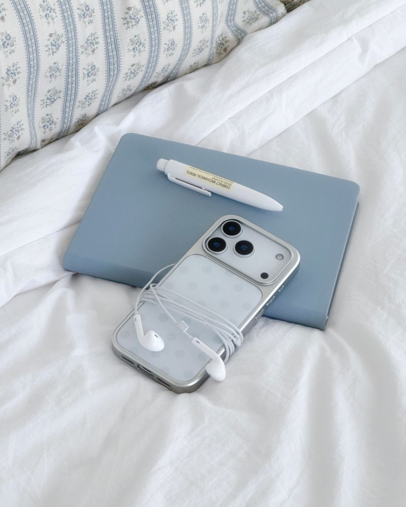 ABOE（アビオエ）の「WHITE GREY DOT Silver Epoxy Case（Smartphone Accessories）」