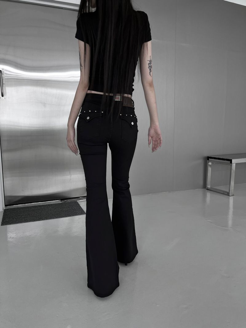 URBAN UNIQUE(アーバンユニーク)の「studded mid-rise bootcut denim(Pants)」