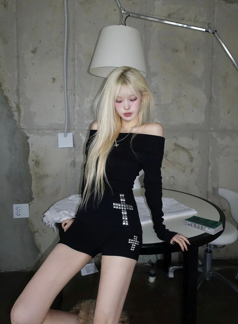 Birthdayeve(バースデーイブ)の「Cross Crystal Off-Shoulder Top(Tops)」