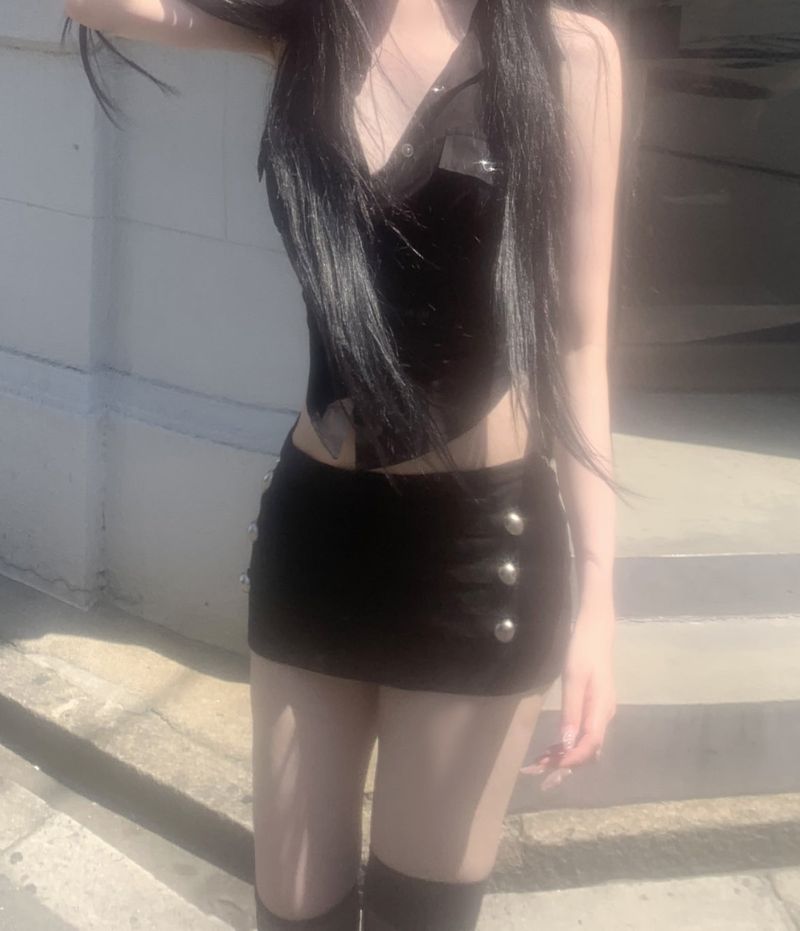 Trony button low-waist skirt (black)