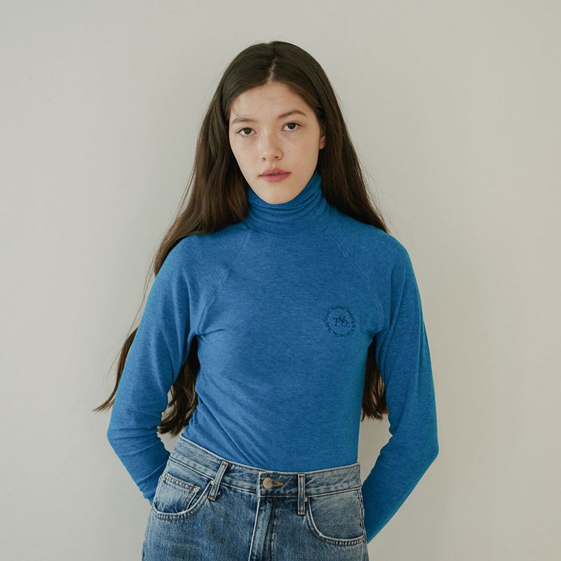 TMO BY 13MONTH（ティーエムオーバイサーティーンマンス）の「TURTLE NECK TOP (BLUE)（Tops）」
