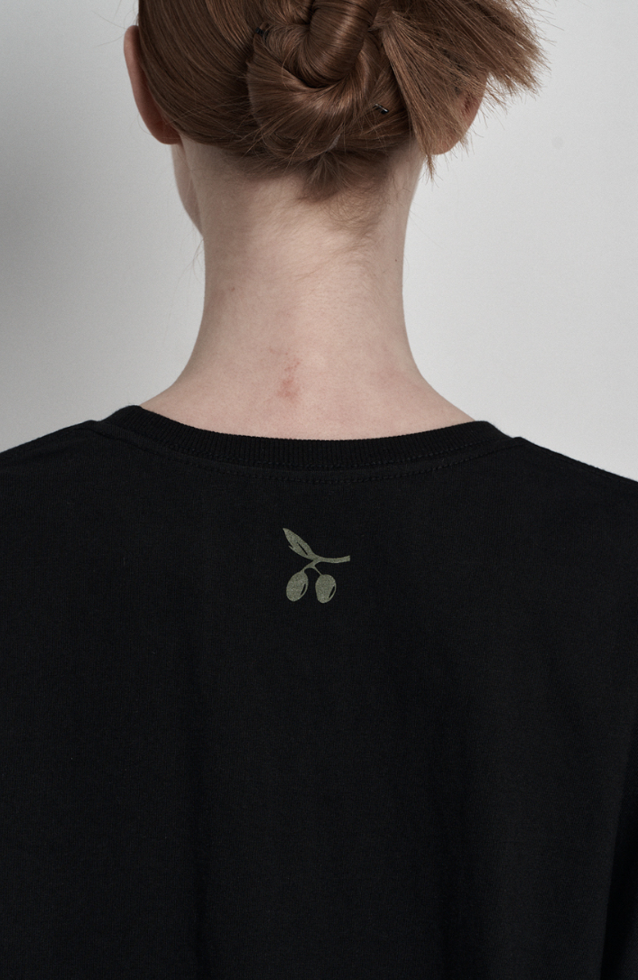 [mnem] olive print oversized t-shirt (black)