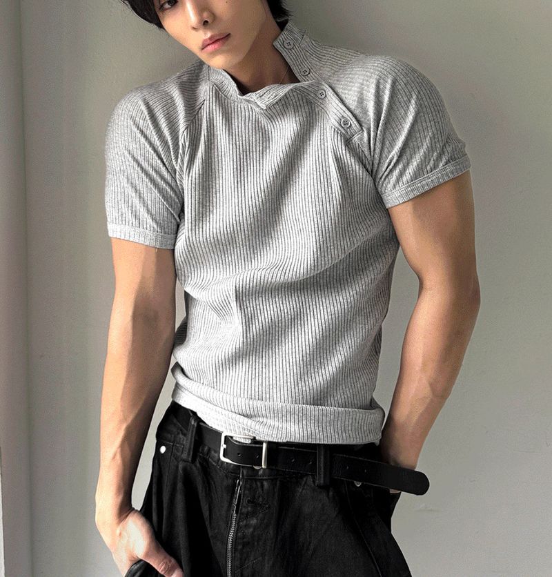Side-button muscle-fit short-sleeve knit