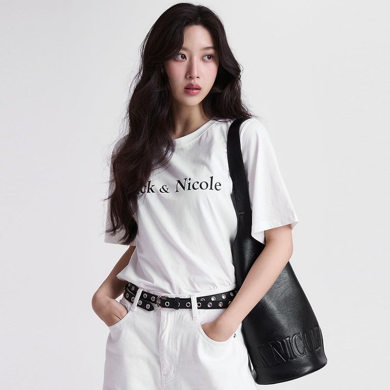 NICK&NICOLE（ニック＆ニコール）の「NICOLE CLASSIC SIGNATURE LOGO TOP_WHITE（Tops）」