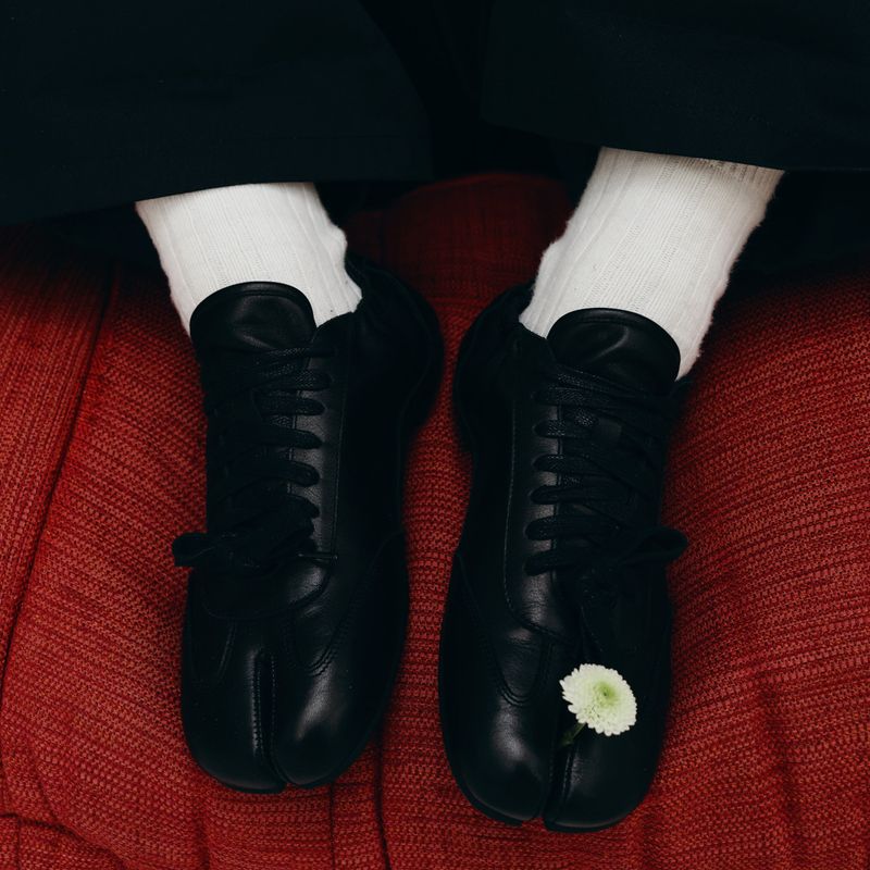 6CRAYON Thin-Sole TABI Sneakers in Waxed Top-Grain Soft Cowhide