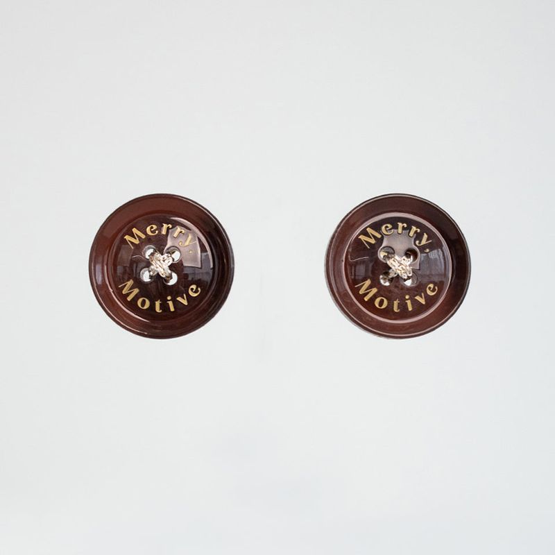 Merry,Motive signature button earring (Wine)