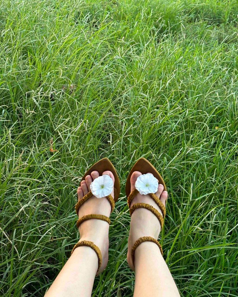 FAKE FLOWER SHOE CLIP_BUTTERFLY RUNNER