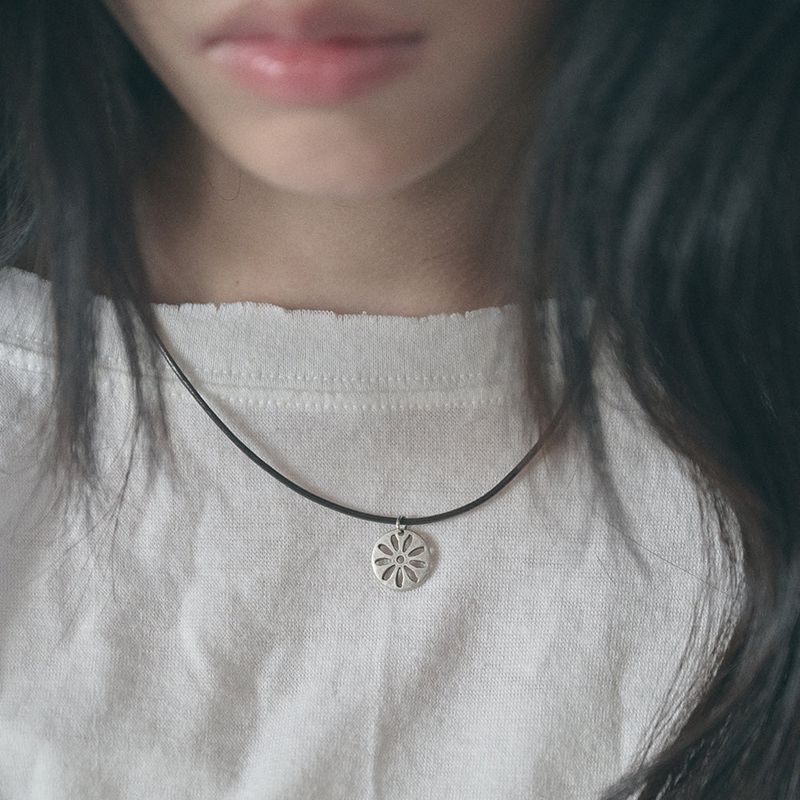 kiibi（キイビ）の「ヴィンテージ フラワー ネックレス シルバー（アクセサリー）」