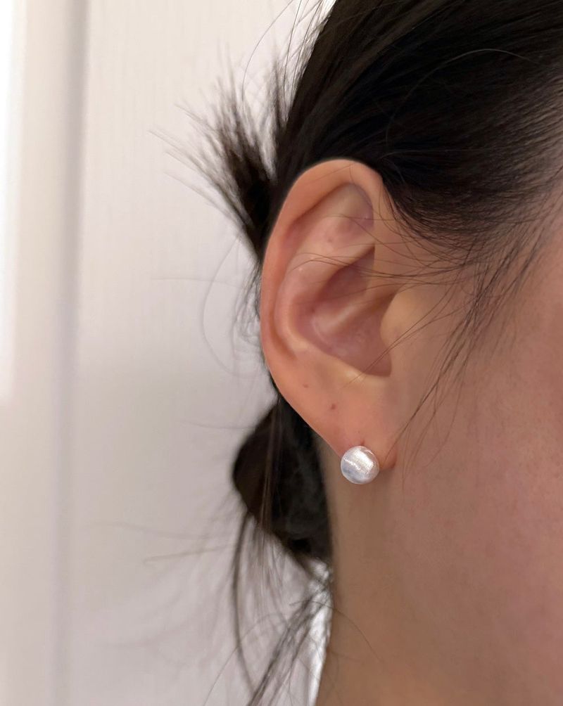 MOSXE（モスクス）の「 [925silver] マットハーフボールピアス (8mm)（アクセサリー）」