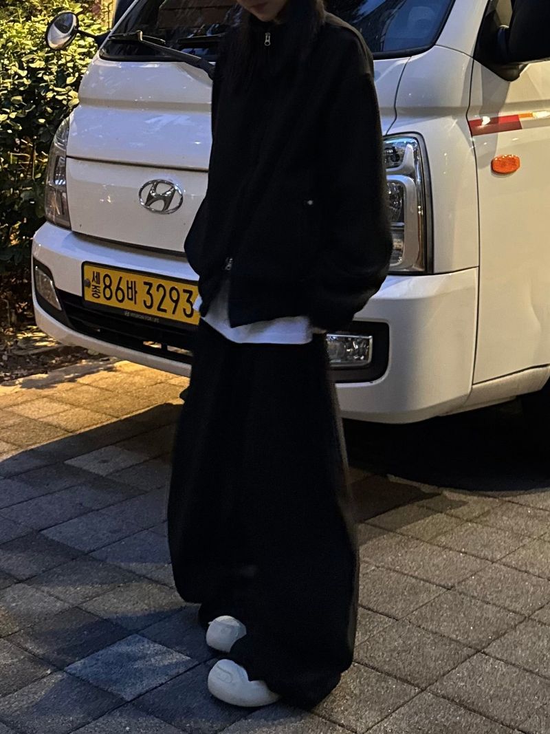curved high-neck blouson zip-up
