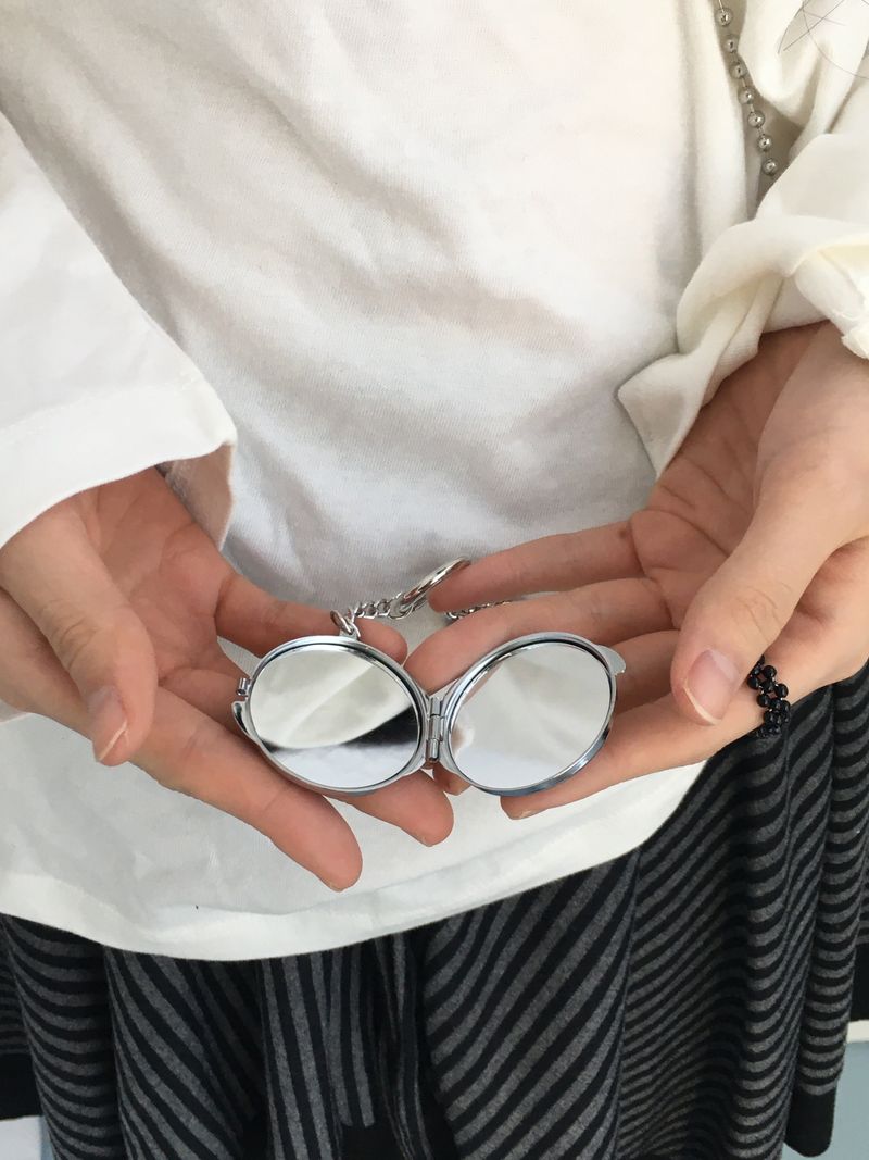 Dot compact mirror keyring