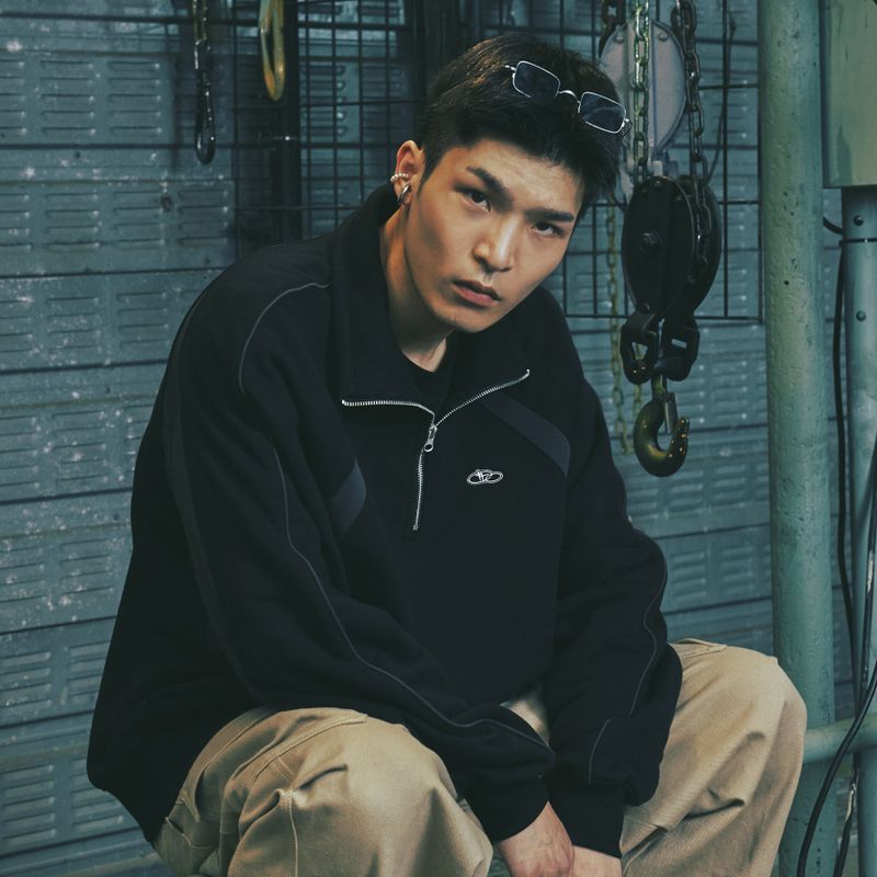 SPORTY HALF ZIP UP