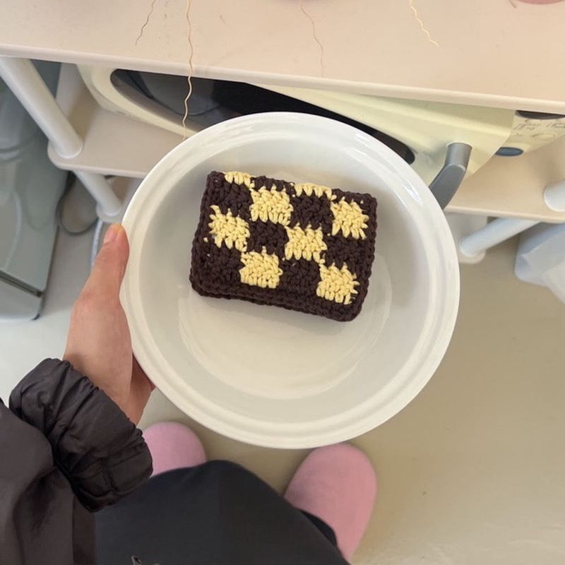 OIIT（オイット）の「チョコバナナ チェッカーボード 財布（スマホグッズ/小物）」