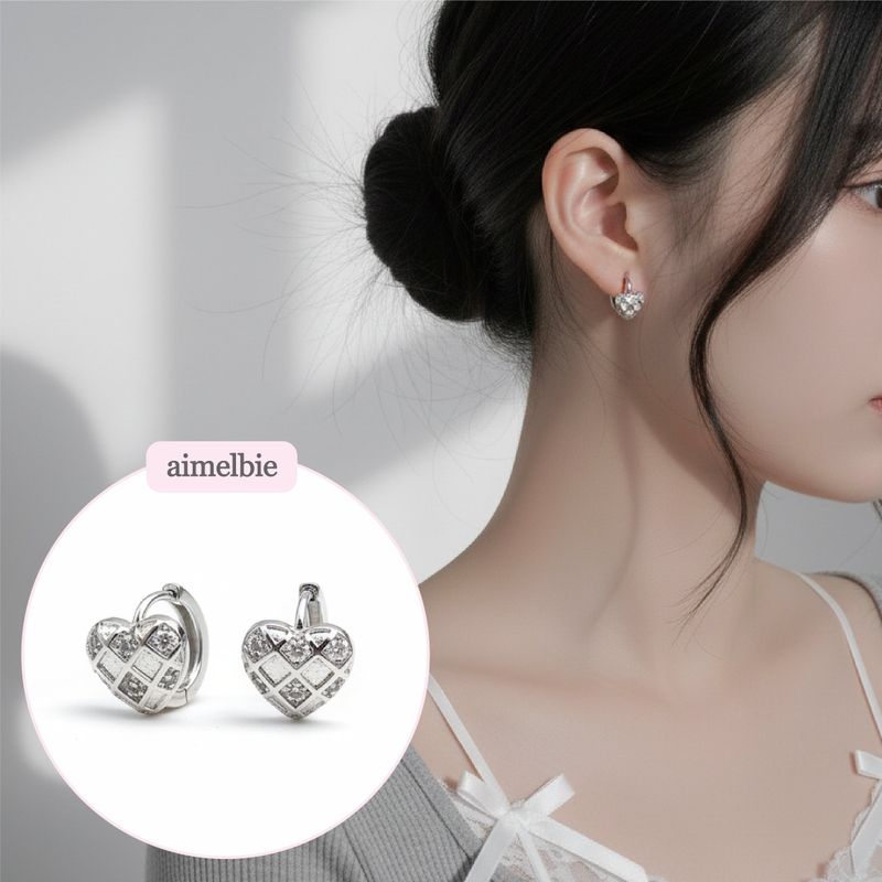 [NMIXX Kyujin Piercing] プチチェック柄ハートハグピアス - シルバーカラー