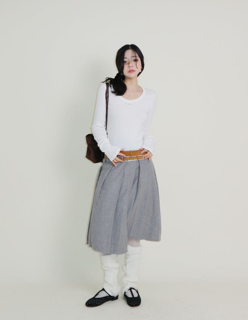 open stud U-neck round long-sleeved T-shirt