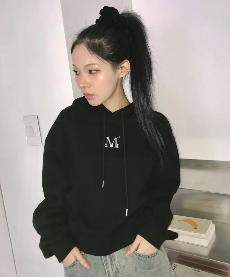 MUCENT（ムセント）の「YOND METAL LOGO HOOD T (UNISEX)（Tops）」