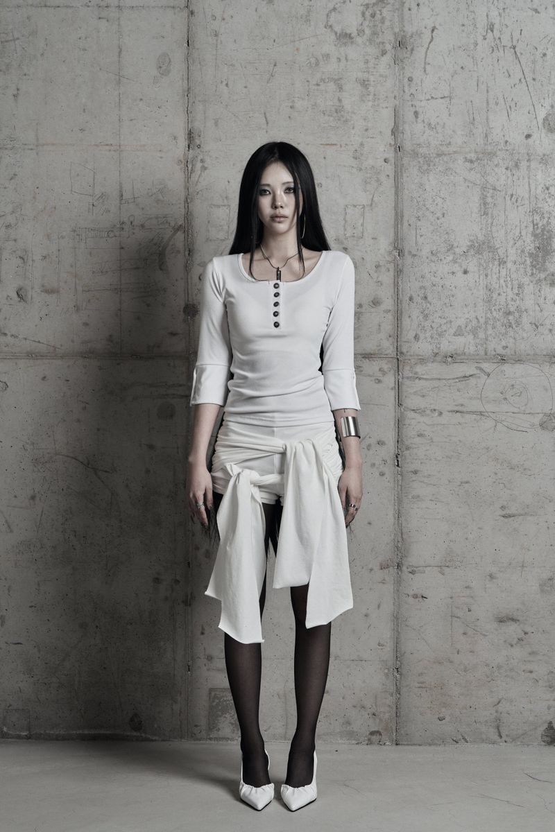 [label] metal button slim-fit half-sleeve top WHITE