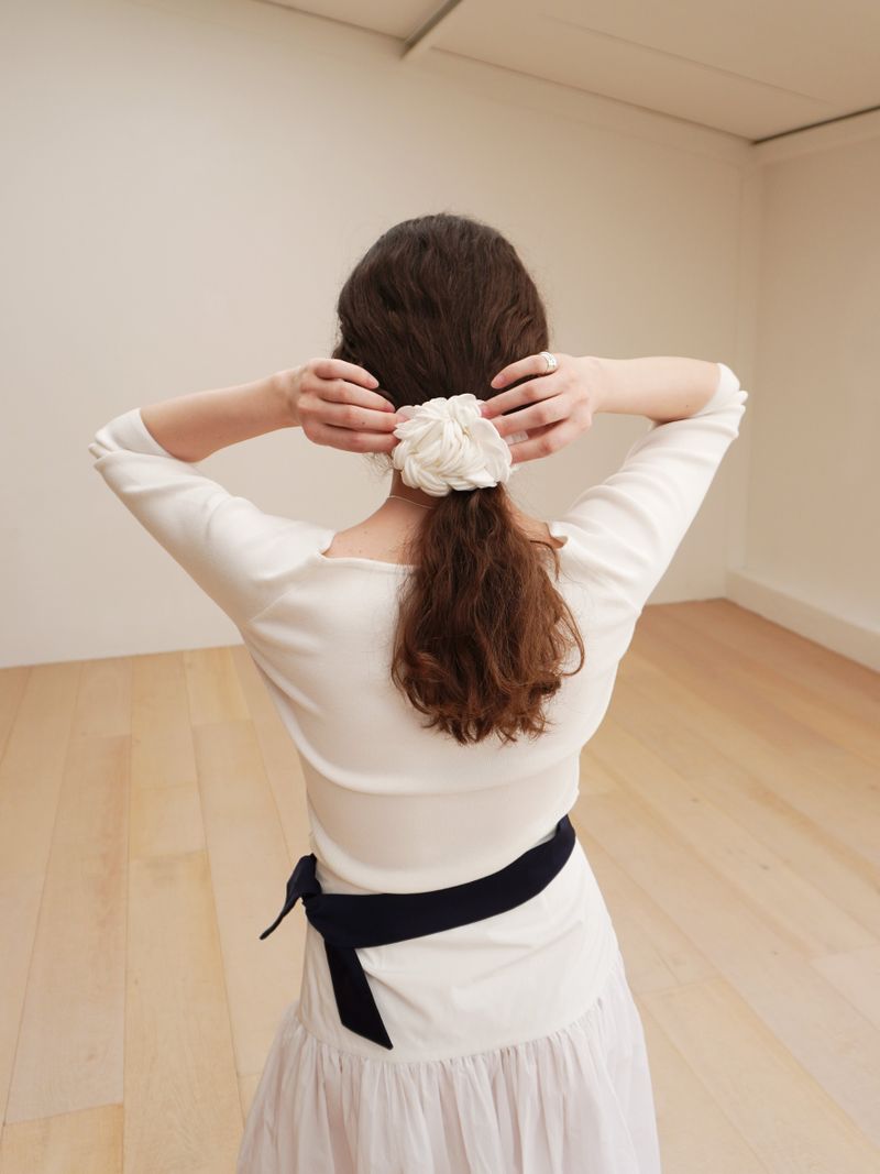 Cosymosy White Camellia Scrunchie