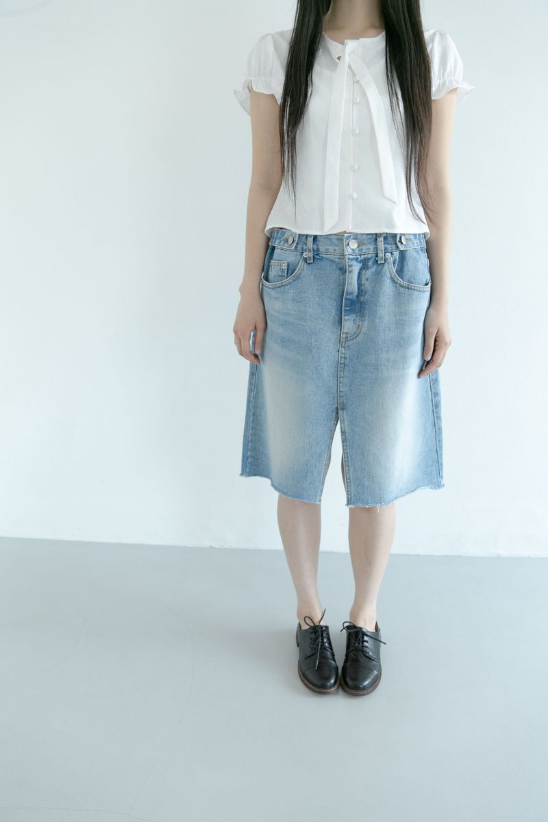 omoosoohy（オムスヒ）の「v slit denim midi skirt（Skirts）」