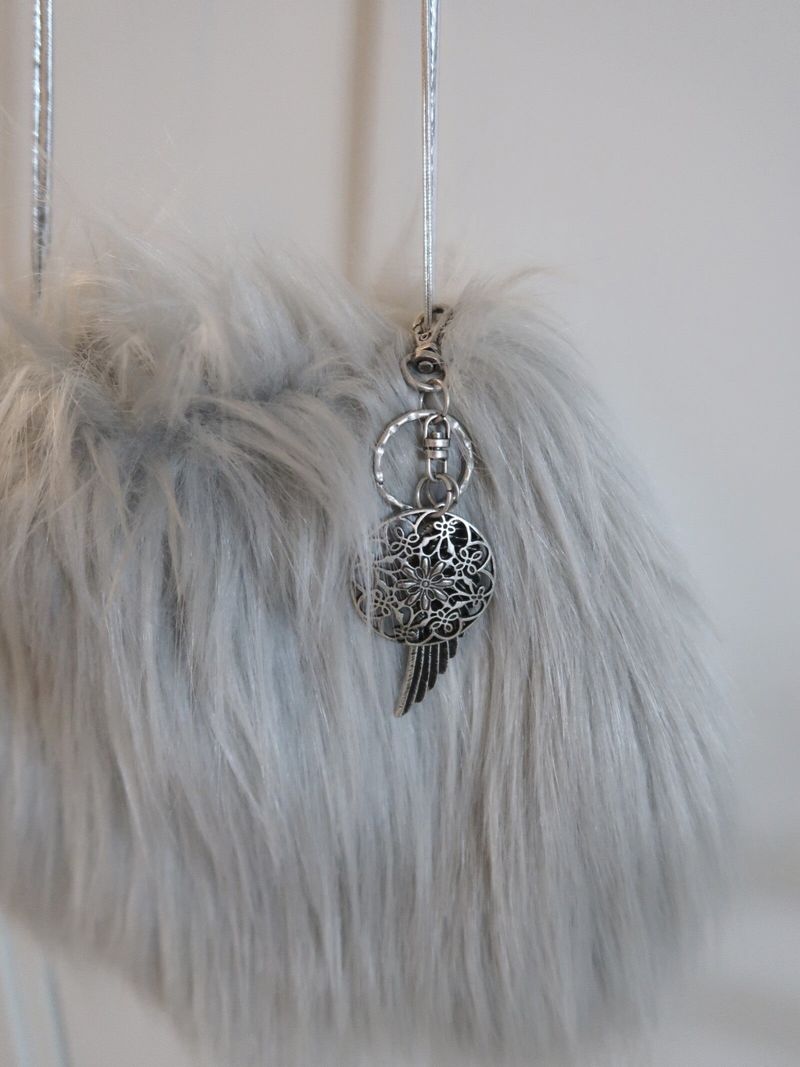 ORIENTAL FEATHER KEYRING