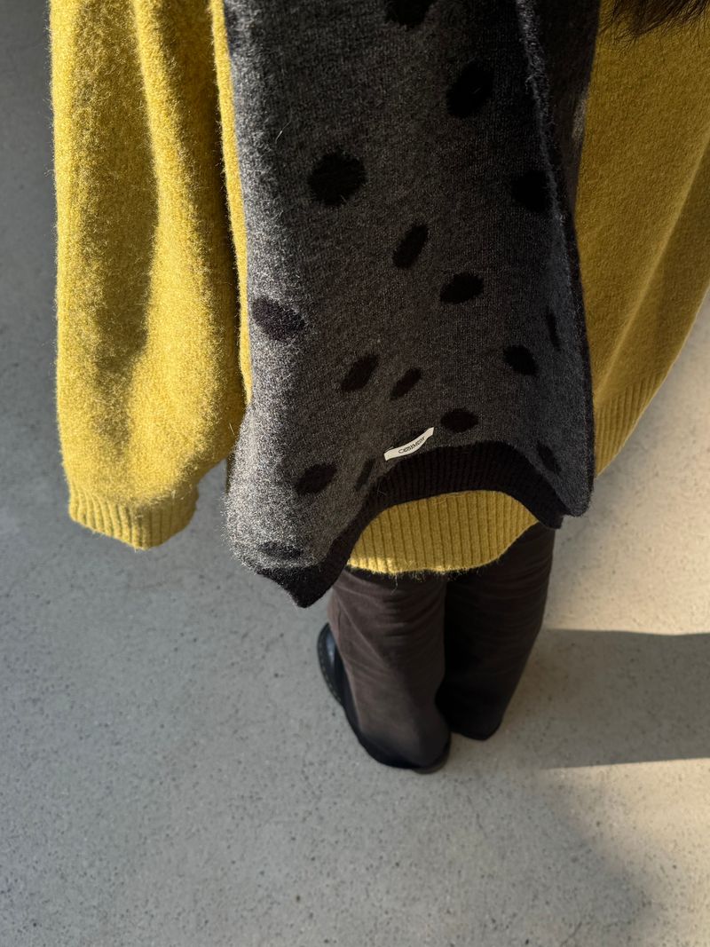 Cosymosy（コジモジ）の「スノーデイマフラー - 2 Color（ファッション小物）」