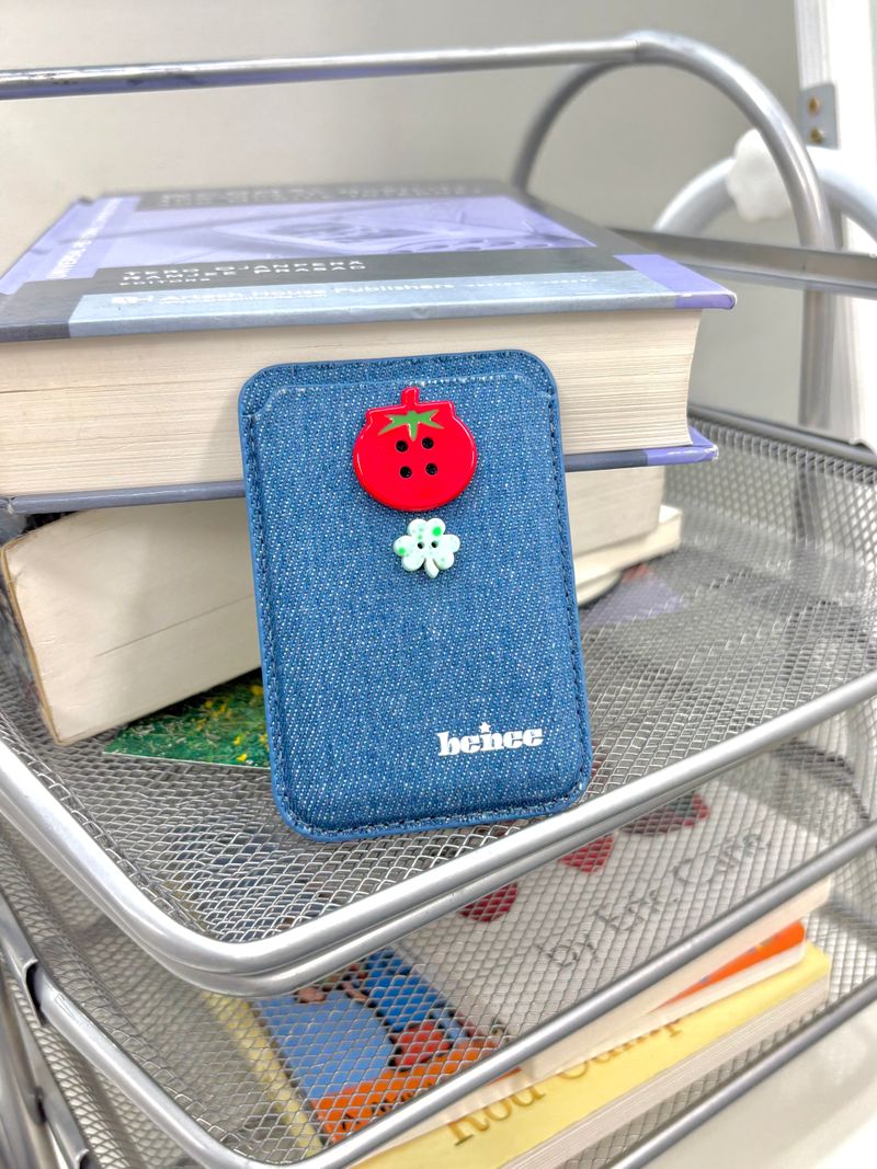 BENEE（ベニー）の「Tomato MagSafe Denim Pocket（Smartphone Accessories）」