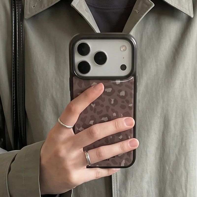 SWEEAR（スウィア）の「ムード レパード ケース (Brown)（スマホグッズ/小物）」