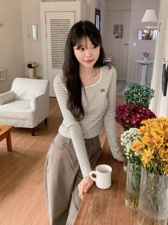Border Square Embroidery T-shirt (4color)