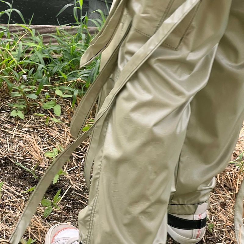 glossy strap pants_khaki