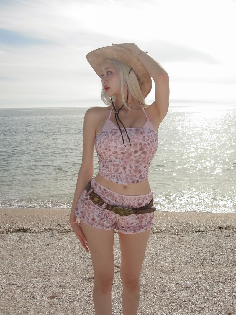 Roseanne（ロザンヌ）の「REVERSIBLE LOW-RISE SHORTS (BABY PINK/LEOPARD)（Swimwear）」
