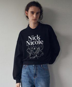 NICK&NICOLE（ニック＆ニコール）の「NICOLE NARCISSUS FLOWER CROP SWEATSHIRT_BLACK（Tops）」