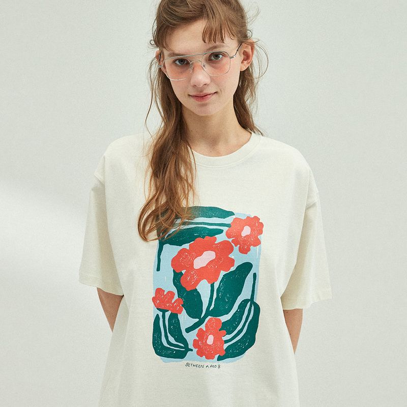 Between A and B（ビットウィーンエーアンドビー）の「フラワードローイングオーバーサイズTシャツ_アイボリー（トップス）」