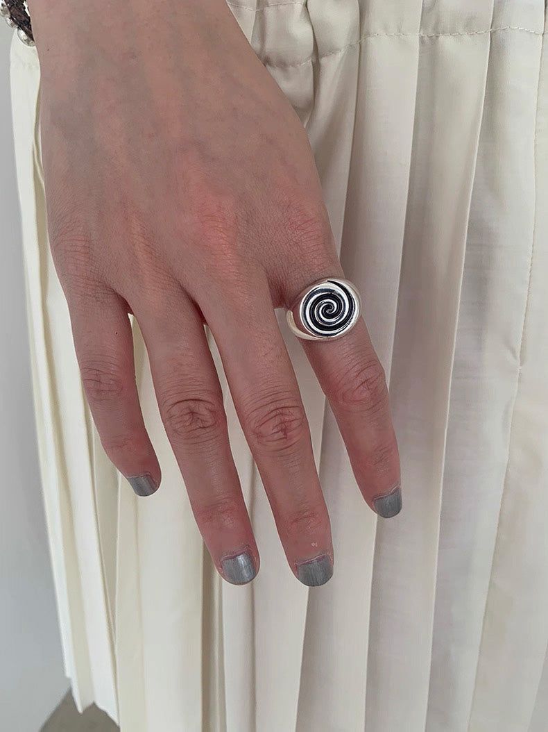 Flat spiral bold ring