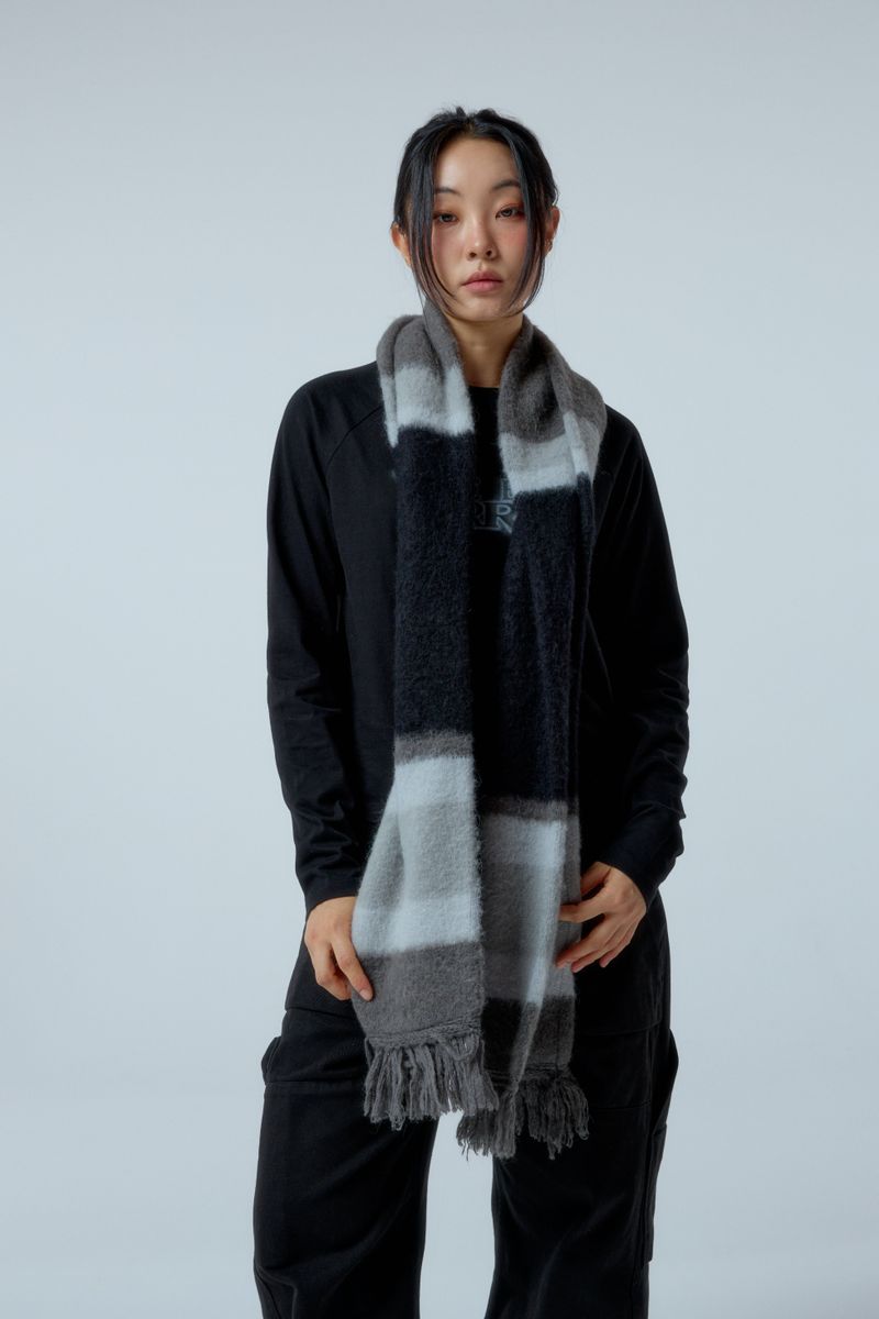 EEERRR Stripe brushed wool knit muffler (Black)