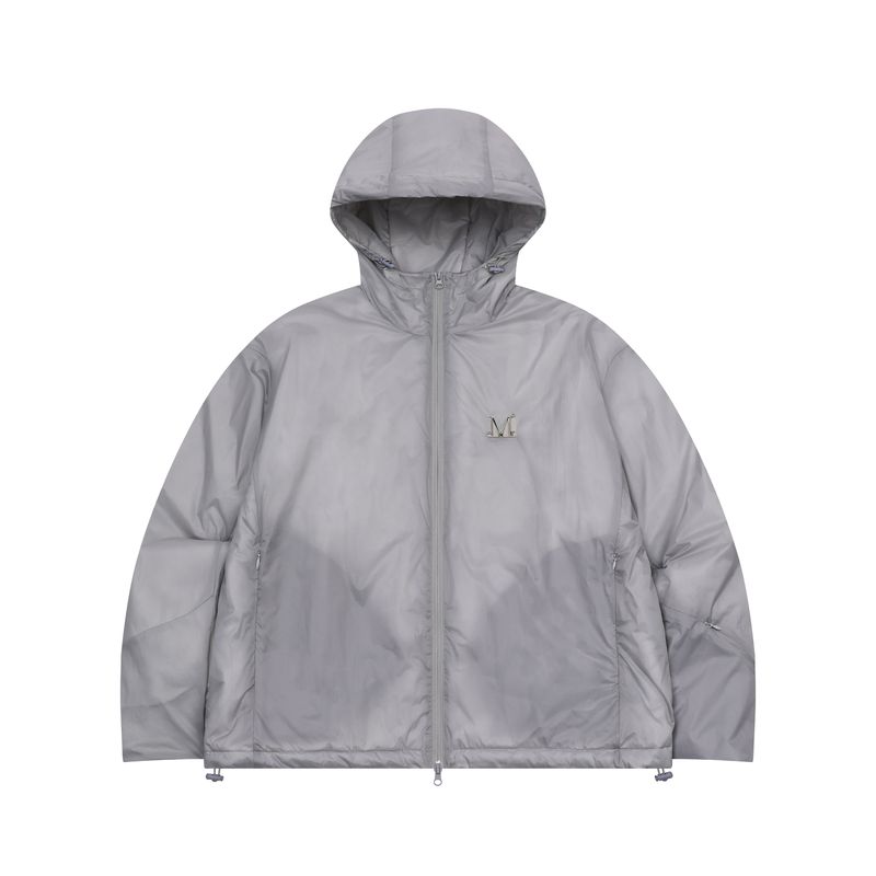 MUCENT（ムセント）の「PAWELLE METAL LOGO LIGHT SHORT PADDING UNISEX (2Color)（Jackets/Outerwear）」
