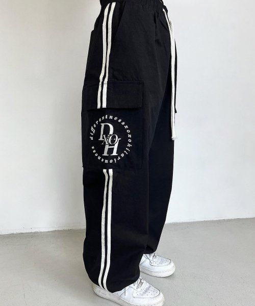 DXOH(ディソエイチ)の「サークルスタックロゴカーゴトラックパンツ(パンツ)」