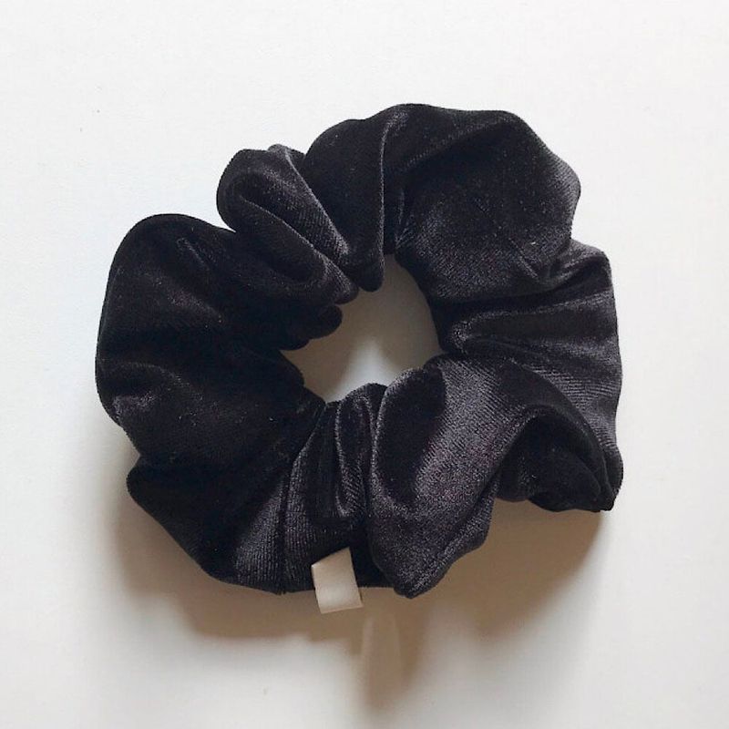 oar（オーエーアール）の「oar Vintage Velvet Volume Scrunchie[Black]（Hair Accessories）」