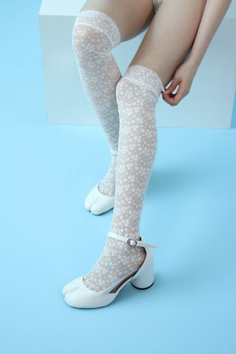 lace mini flower over knee socks (white)