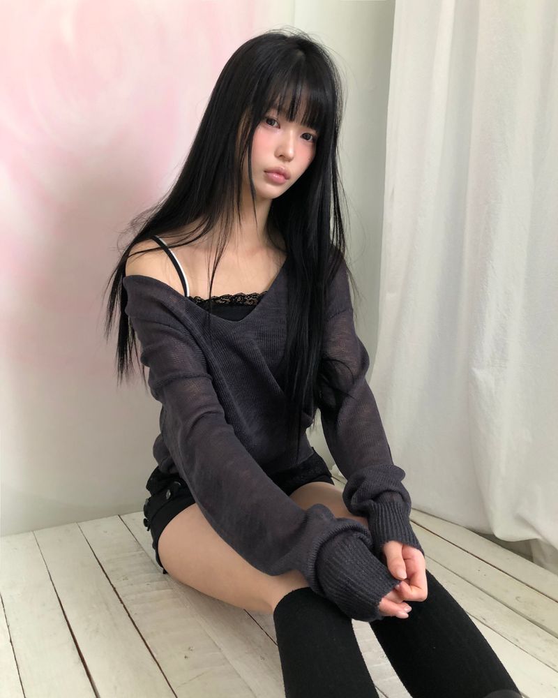 Karom Deep V-Neck Long Sleeve Knit Top