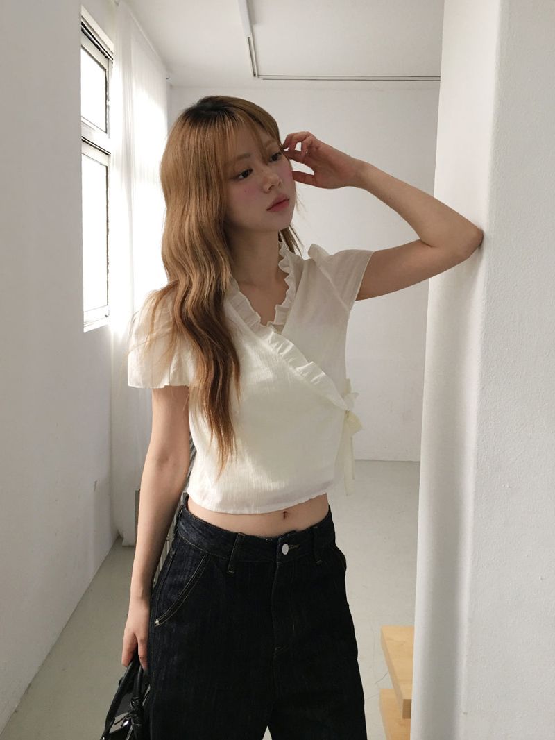 nobiyaka（ノビヤカ）の「Soda wrap puff blouse（Tops）」