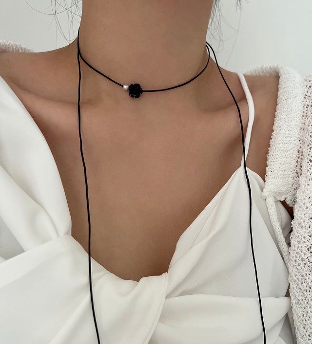 bn Classic Black Cowhide Rose Rope Strap Necklace