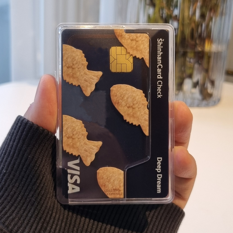 quattrocomma（クアトロコンマ）の「Bungeobbang MagSafe Transparent Card Wallet（Smartphone Accessories）」